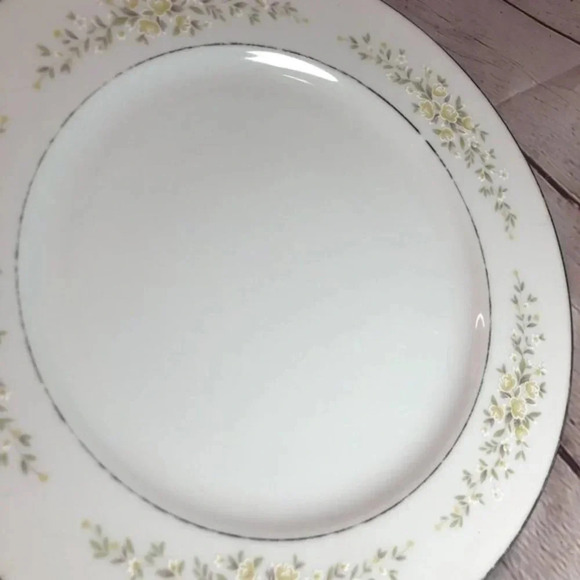 vintage Crown Victoria Fine China CAROLYN plate - Picture 5 of 6